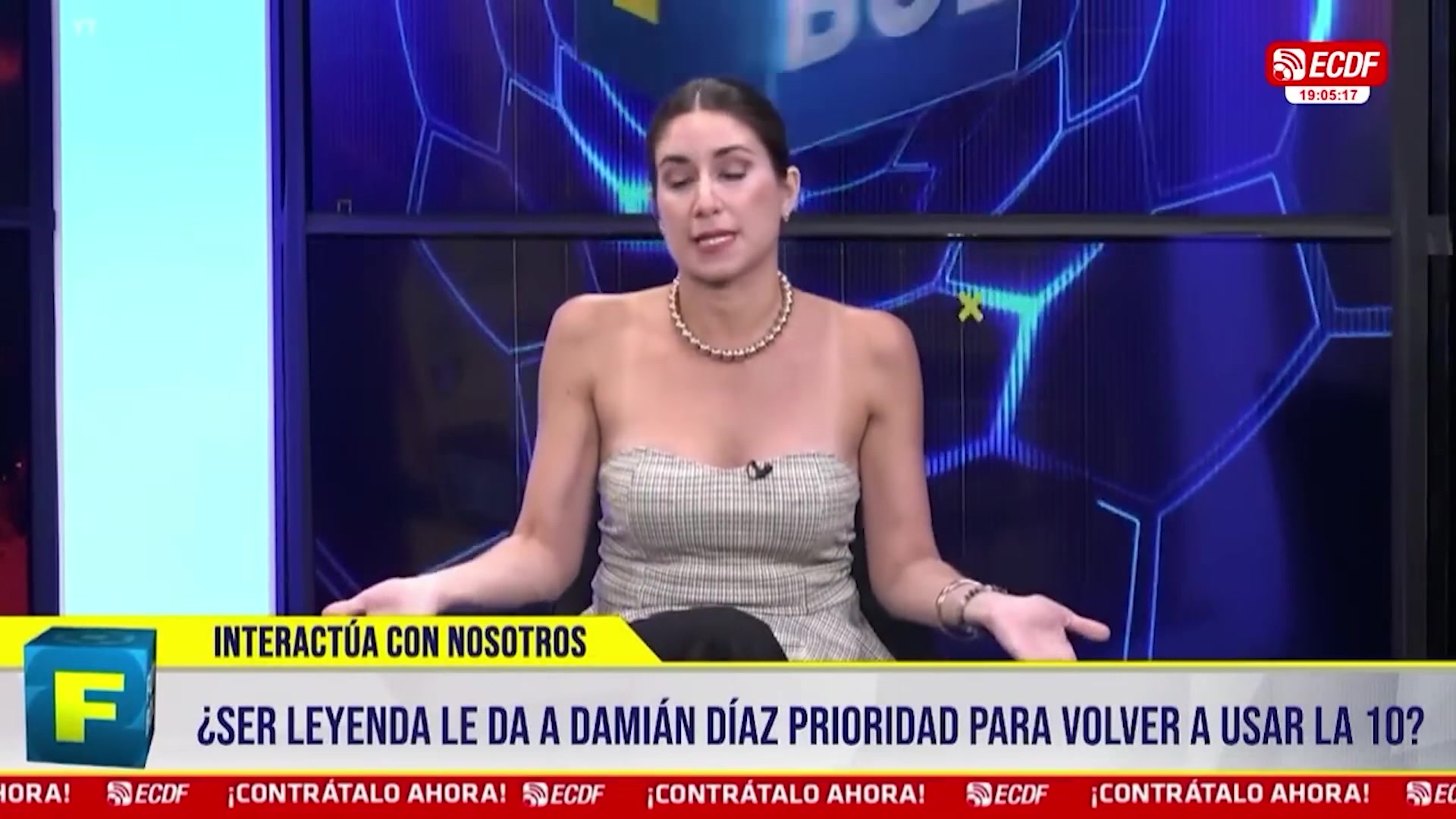 F DE FUTBOL / EL 10 DE BARCELONA MIRA F DE FÚTBOL